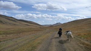 Horse riding in the steppes... with a route