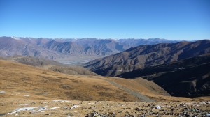 Road to Yamdrok Yumtso Lake